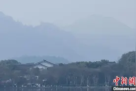 浙江杭州：清晨西湖飘渺如水墨画图片
