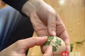 花草染出“印章”鸡蛋，清明活动趣味多图片