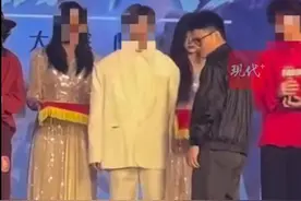 校园十佳歌手大赛亚军怒摔奖杯，尊重规则和公平竞赛都不可或缺图片