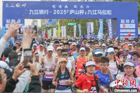 2025九江马拉松开赛 2万名选手在庐山脚下江湖之滨奔跑图片