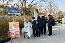 杭州城北新增一处“相亲角” ，有阿姨赶来替留美四年的硕士女儿找对象图片