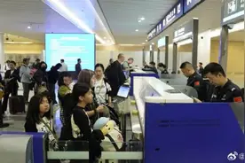 九国免签新政首日，重庆机场迎首批韩国籍旅客图片