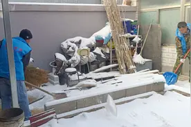 怀柔深山村村都有独居老人，志愿者上门帮扫雪问冷暖图片