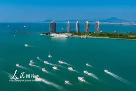 海南三亚：游艇穿梭 海上旅游热升温图片