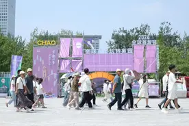 全民健身日400名跑者上演奥塔垂直跑图片