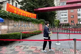 直击上海高考｜教师们组成“红衣送考团”，校长为考生送上拥抱图片