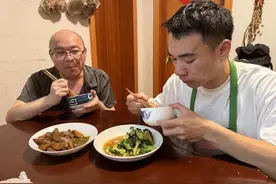 “也该由我扛起这个家了！”父亲患癌，男孩被大学录取时正送外卖图片