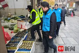南京秦淮城管开展占道经营专项整治图片