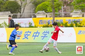 自贡育才小学代表队获省“贡嘎杯”青少年足球联赛季军图片