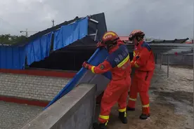 椰视频 | 狂风掀开铁皮房顶 昌江消防紧急处置图片