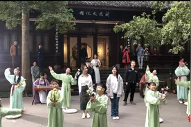 萌娃闪现杜甫草堂咏唱《春夜喜雨》，国风演绎吸引全城一起玩转“飞花令”图片