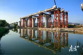 粤东城际铁路全线首座钢桁梁主体开始拼装图片