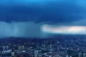 这不是特效！暴雨过境郑州 原来这就是“局部暴雨”