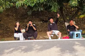 今视角 | 济南七星台盘山弯道旁的追焦摄影者图片