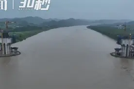 30秒｜航拍看项目：成达万高铁嘉陵江特大桥闻“汛”而动图片