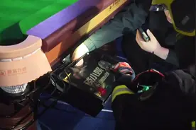 男子取球时手被卡在自助台球桌，还有人把玩仿制手铐被卡，消防发出提醒图片