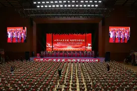 湖南省湘潭市千余名新兵踏上军旅征程图片