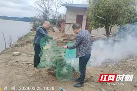 邵阳县黄亭市镇：清理销毁地笼 呵护美丽天子湖图片