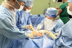 哈尔滨医科大学附属第二医院乳腺外科联合多学科成功抢救乳房巨大肿物破溃出血患者图片