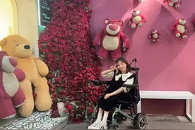 女孩独自坐轮椅畅游橘子洲！网友直呼：长沙，以爱铺路！图片