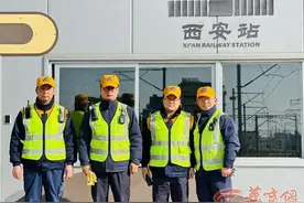 “火车上水工”每天步行2万+ 是距离轨道最近的危险岗位图片