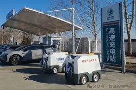 里程焦虑？不存在的！首钢智能移动充电车护航新能源车跑高速图片