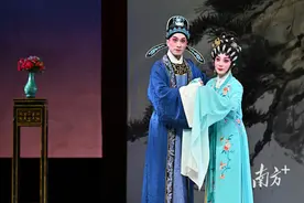 戏迷冒雨来看戏，名家演出周岑海雁专场“很过瘾”图片