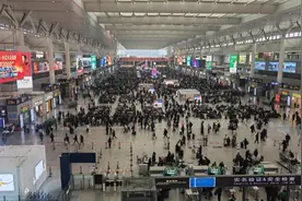 春运启幕，铁路民航备足运力迎接大客流，车站为返乡旅客送春联和福字图片