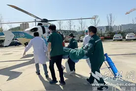 十堰人医33分钟紧急救援竹溪高坠伤者图片