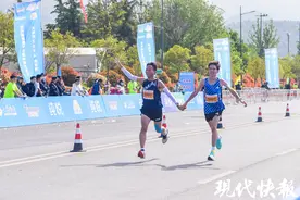 2000余名路跑爱好者参与，连云港半马开跑图片