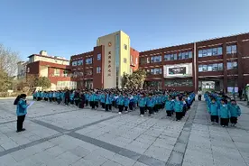 灞桥区白鹿原中心小学开展“种一颗小树 绿一方净土”植树节活动图片