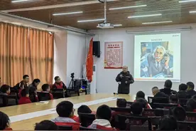 郑州机场志愿服务队走进校园 为飞机“净空”安全保驾护航图片