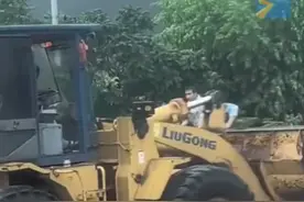 葫芦岛突发山洪铲车司机机智救人 被困人员“跳车斗里”获救图片