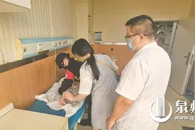 宝宝打翻热水壶被烫伤 民警一路开道抱着送医图片