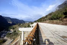 巫云开高速公路控制性节点工程丁家特长隧道预计5月全面贯通图片