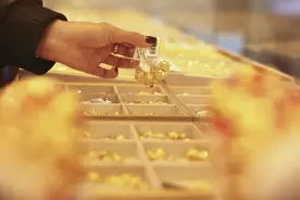 金价创新高引发投资热 银行调整积存金门槛图片