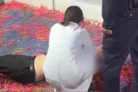 顾客套中3只大鹅 老板耍赖装晕倒 网友：老板玩不起图片