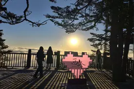 元旦新年第一天，游客们热衷登顶观日出迎接新年第一缕阳光图片