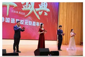 杲杲冬日光，融融爱飞扬，镇江市外国语学校举办爱心嘉年华活动暨元旦迎新联欢活动图片