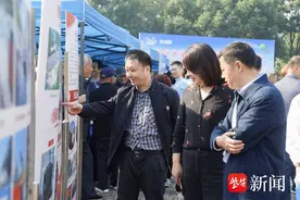 “垃圾分类、从我做起”，镇江举办“跟着垃圾去旅行”活动，市民体验垃圾分类图片