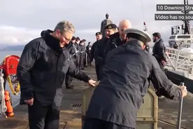 英首相“罕见”视察绝密核潜艇，“似乎是向莫斯科发出信号”图片