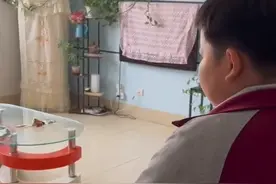 山东9岁男孩回家看到姐姐腿受伤，上演笑容消失术秒变哇哇大哭图片