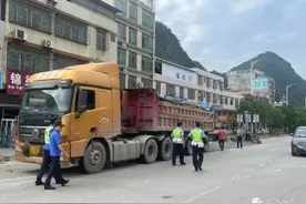 超载20吨！被交警拦下时，大货车司机慌了……图片