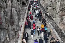 泰山惊现登山机器人！“爬山有救了”图片
