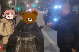 小女生在公交车后排睡着了，司机叔叔推迟下班“专车”送她回家图片