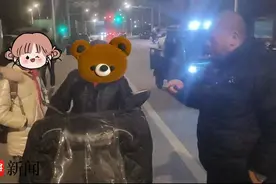 小女生在公交车后排睡着了，司机叔叔推迟下班“专车”送她回家图片