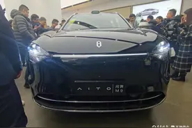 商场里看车图片