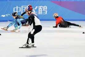 亚冬会阻挡林孝埈冲刺致中国队丢金，韩国短道速滑队连续多届大赛犯规“抢戏”引争议图片