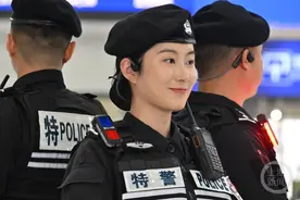 能文能武守护人间烟火，解放碑街头的女特警找到了！图片