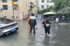 苏州河水位上涨、小梁薄板房积水，风雨中他们这样守护上海图片